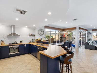 6 Bermuda Place, Halls Head WA 6210