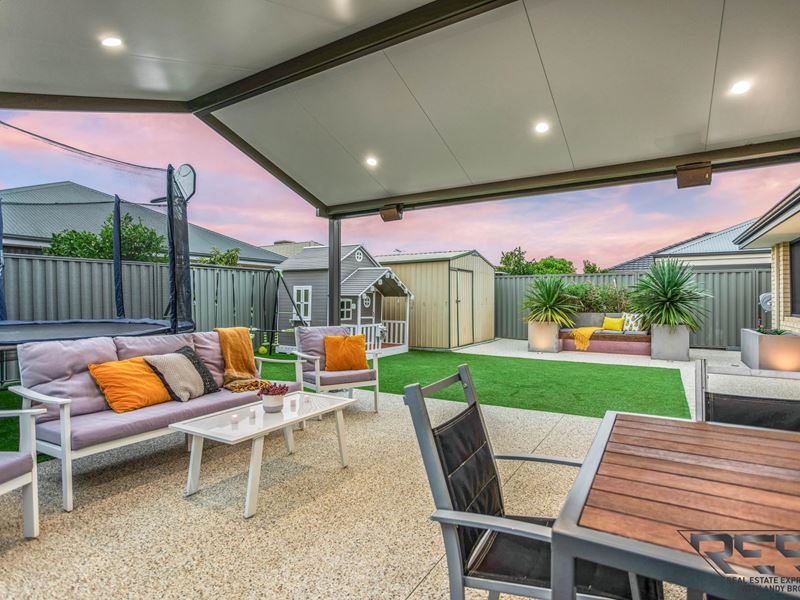 18 Barton Loop, Piara Waters WA 6112