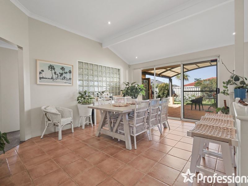 4 Hollyoak Place, Thornlie WA 6108