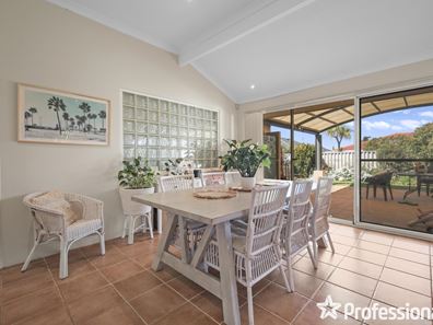 4 Hollyoak Place, Thornlie WA 6108