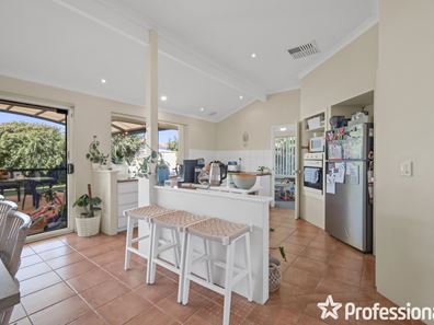 4 Hollyoak Place, Thornlie WA 6108