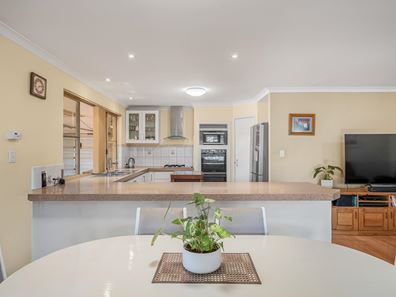 31 Brookland Crescent, Marangaroo WA 6064