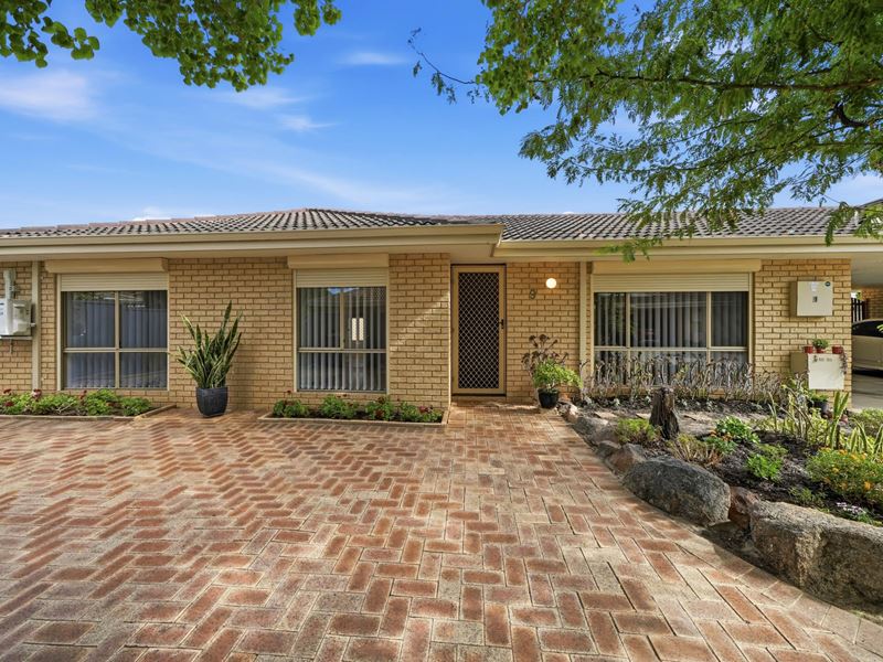 9/12 Farnaby Lane, Beckenham WA 6107