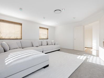 6 Lomatia Ramble, Halls Head WA 6210