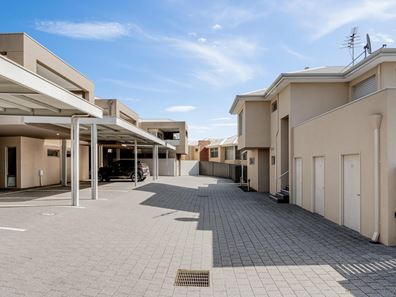 1/10 Peppering Way, Westminster WA 6061