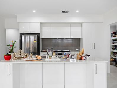 15 Iwasaki Crest, Ellenbrook WA 6069