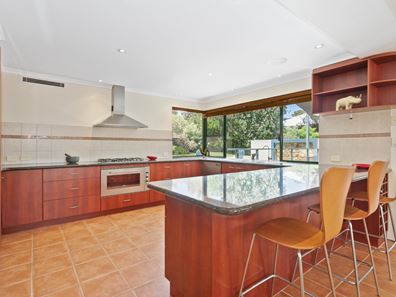 2 Batavia Way, Salter Point WA 6152