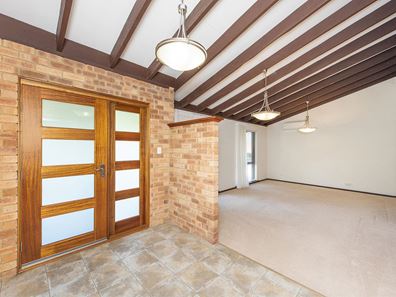 8 Columbia Close, Halls Head WA 6210