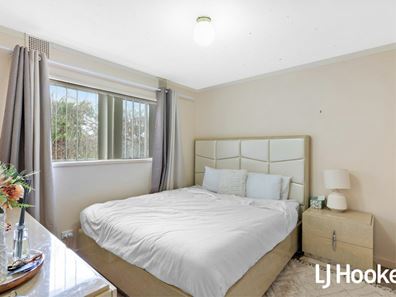 16/4 Canham way, Orelia WA 6167