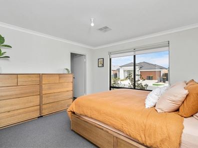 8 Sovite Road, Piara Waters WA 6112