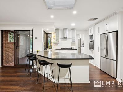 10 Berson Court, Lake Coogee WA 6166