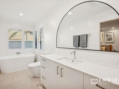 10 Berson Court, Lake Coogee WA 6166