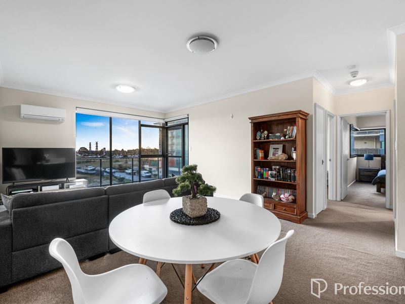 402/25 Malata Crescent, Success WA 6164