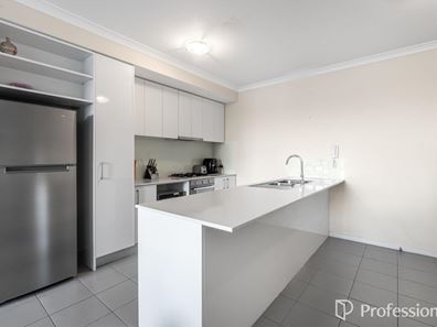402/25 Malata Crescent, Success WA 6164