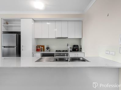 402/25 Malata Crescent, Success WA 6164