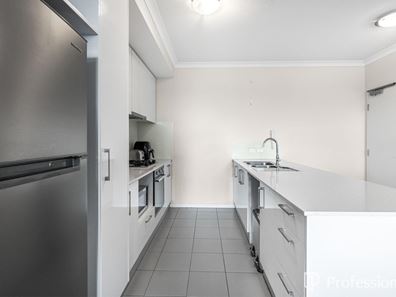 402/25 Malata Crescent, Success WA 6164