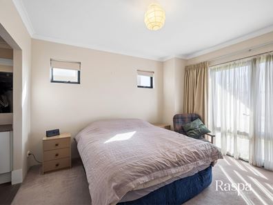 28 Leschenault Boulevard, Lake Coogee WA 6166