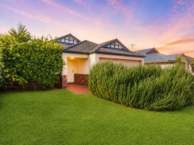 12 Pineknoll Gardens, Meadow Springs WA 6210