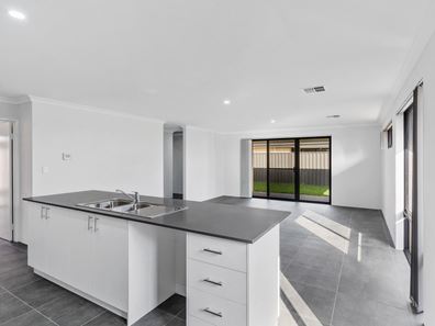 13 Longwood Way, Lakelands WA 6180