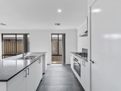 13 Longwood Way, Lakelands WA 6180