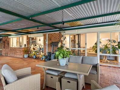 4 Valley Brook Road, Caversham WA 6055