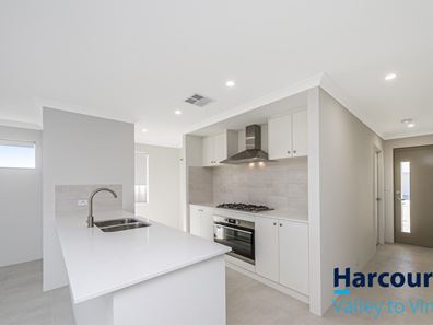 61 Gippsland Parade, Champion Lakes WA 6111