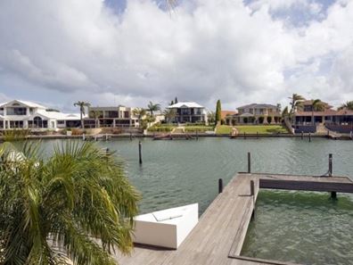 4 Perie Banou Close, Halls Head WA 6210