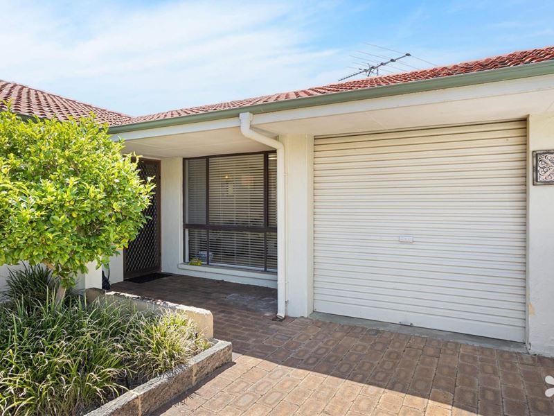 4/2 Lakeside Terrace, Mount Pleasant WA 6153