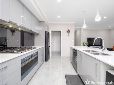 4 Mannikin Way, Maddington WA 6109