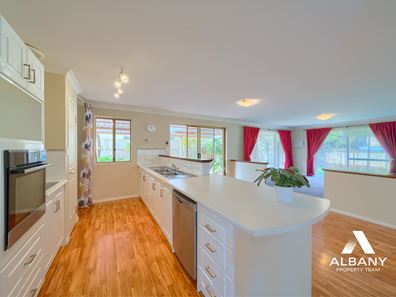 32 Premier Circle, Spencer Park WA 6330