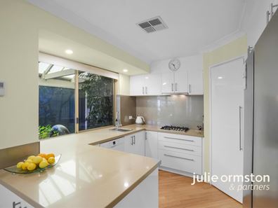 15B Landor Gardens, Woodvale WA 6026