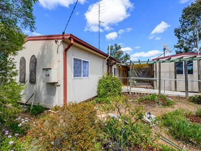 9 Ore Street, Muluckine WA 6401
