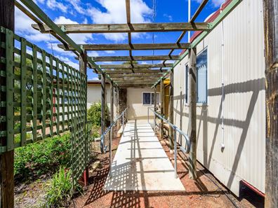 9 Ore Street, Muluckine WA 6401