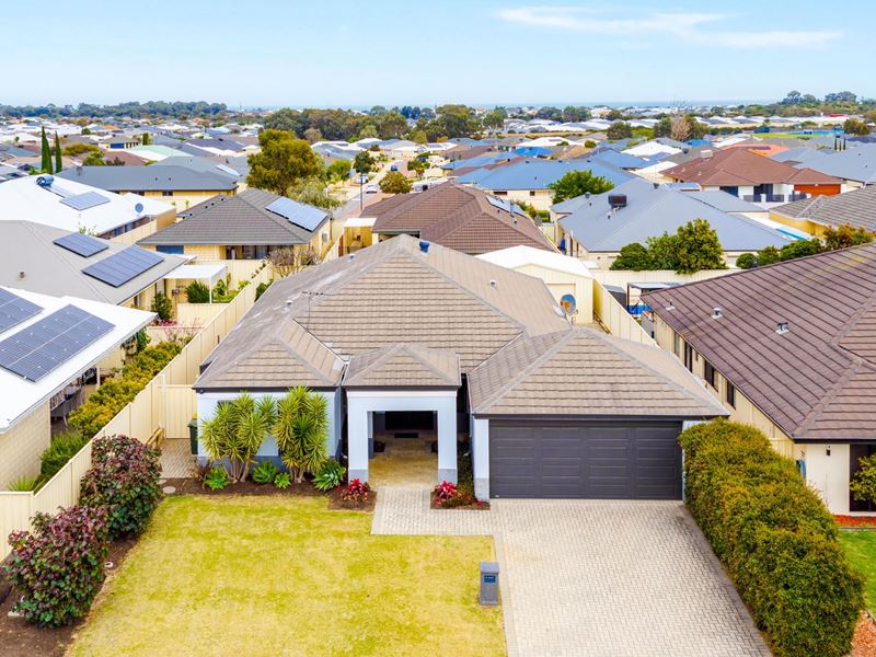 24 Royston Way, Lakelands WA 6180