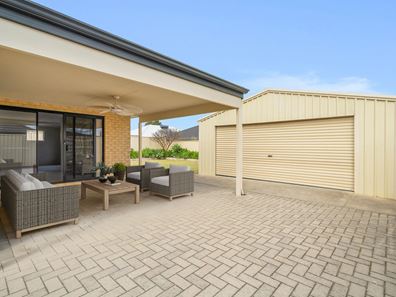 24 Royston Way, Lakelands WA 6180