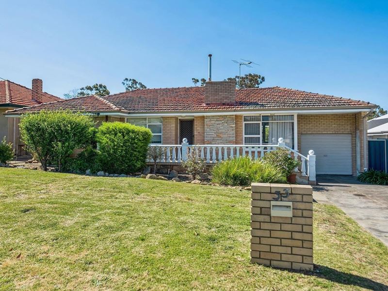 33 HOWES CRESCENT, Dianella