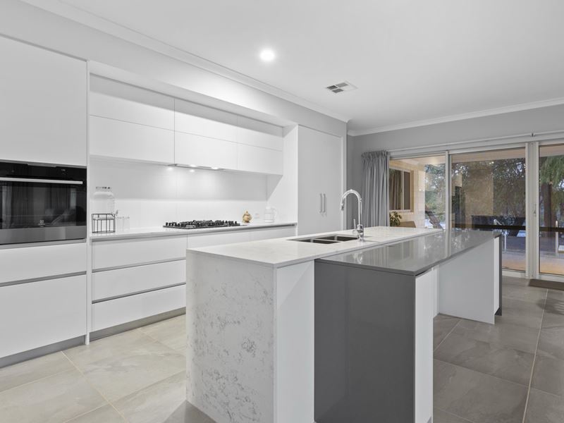 99 Rodoreda Crescent, Ravenswood
