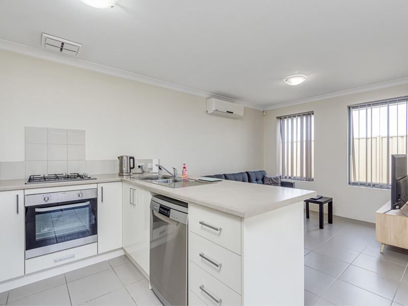 8/6 Chipping Crescent, Butler