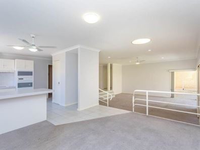 14 Everlasting Retreat, Halls Head WA 6210