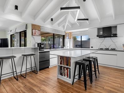 81 Aylesford Drive, Marangaroo WA 6064