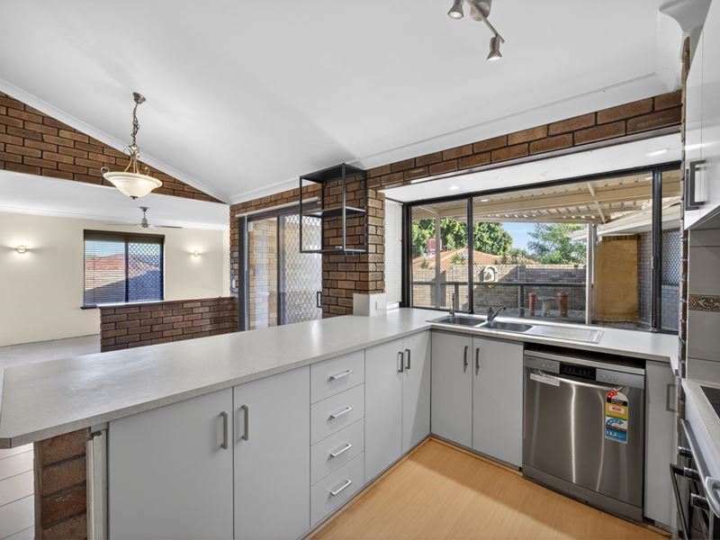 4 Opal Dr, Edgewater