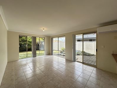 14 Round Hill Dr, Port Kennedy WA 6172