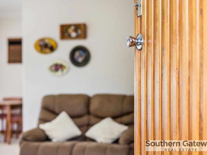 6 Barron Way, Orelia WA 6167