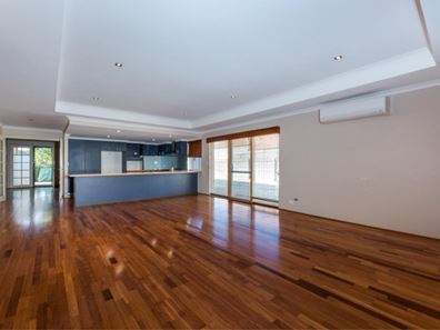 6 Waratah Circle, Halls Head WA 6210