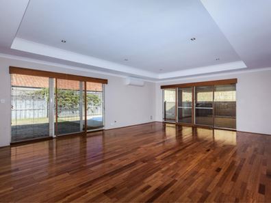 6 Waratah Circle, Halls Head WA 6210