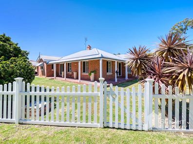 3 Lincoln Grove, College Grove WA 6230