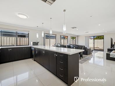 33 Marloo Street, Wattle Grove WA 6107
