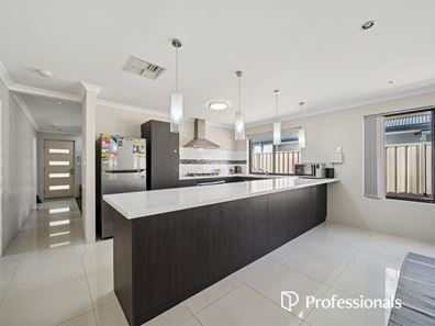 33 Marloo Street, Wattle Grove WA 6107