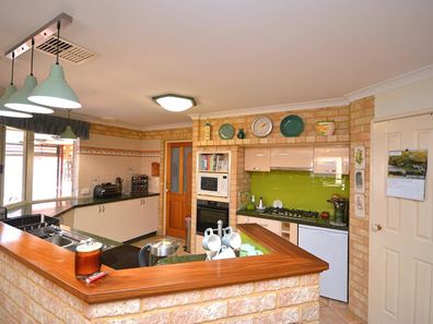 24 Suncrest Meander, Meadow Springs WA 6210