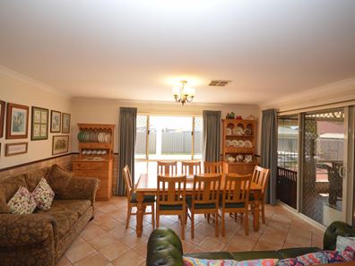24 Suncrest Meander, Meadow Springs WA 6210
